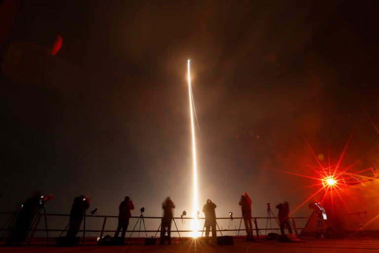 Falha no lançamento do foguete Vulcan: Concorrente de Musk e Bezos enfrenta desafios
