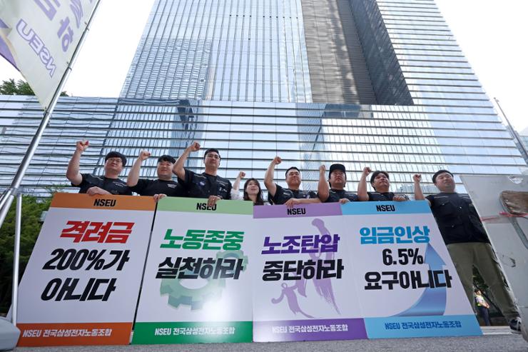 Funcionários protestando do lado de fora do escritório da Samsung em Seul