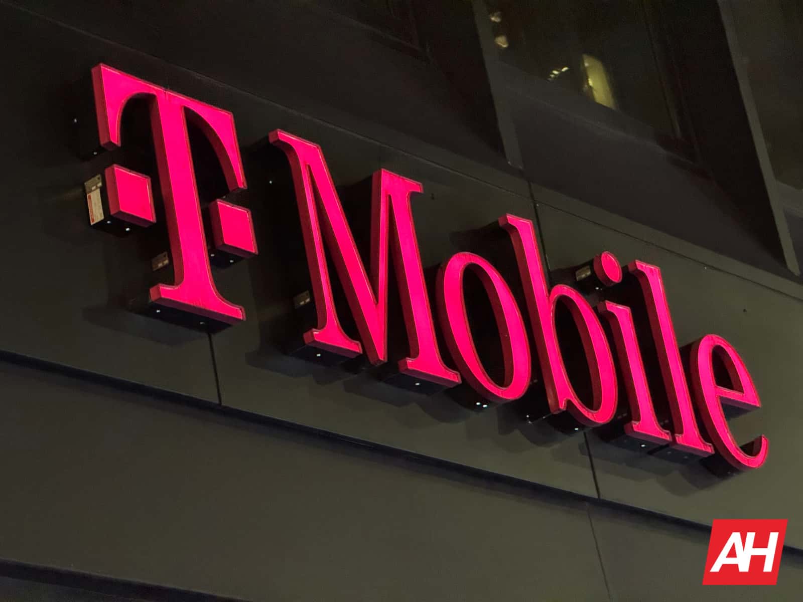 Featured image for T-Mobile says it wasn’t hacked and the customer data is safe