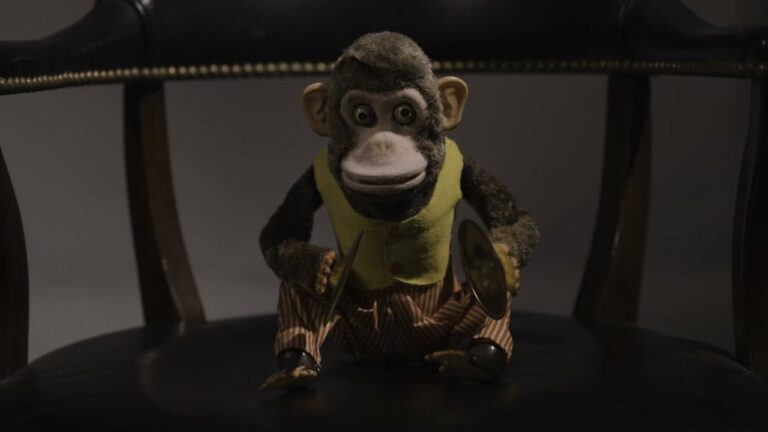 “The Monkey”: Nova adaptação cinematográfica de Stephen King promete inovação sob direção de Oz Perkins