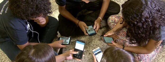 Imagem de: Governo regulamenta lei que proíbe celular nas escolas; veja as novas normas