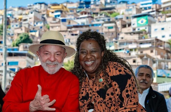 Ministra Macaé Evaristo acompanha presidente Lula em lançamento do programa “Gás do Povo”