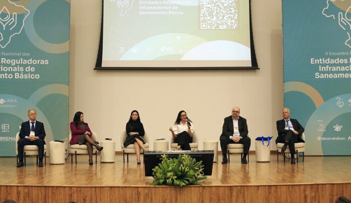 Na foto autoridades sentados no palco do evento debatendo
